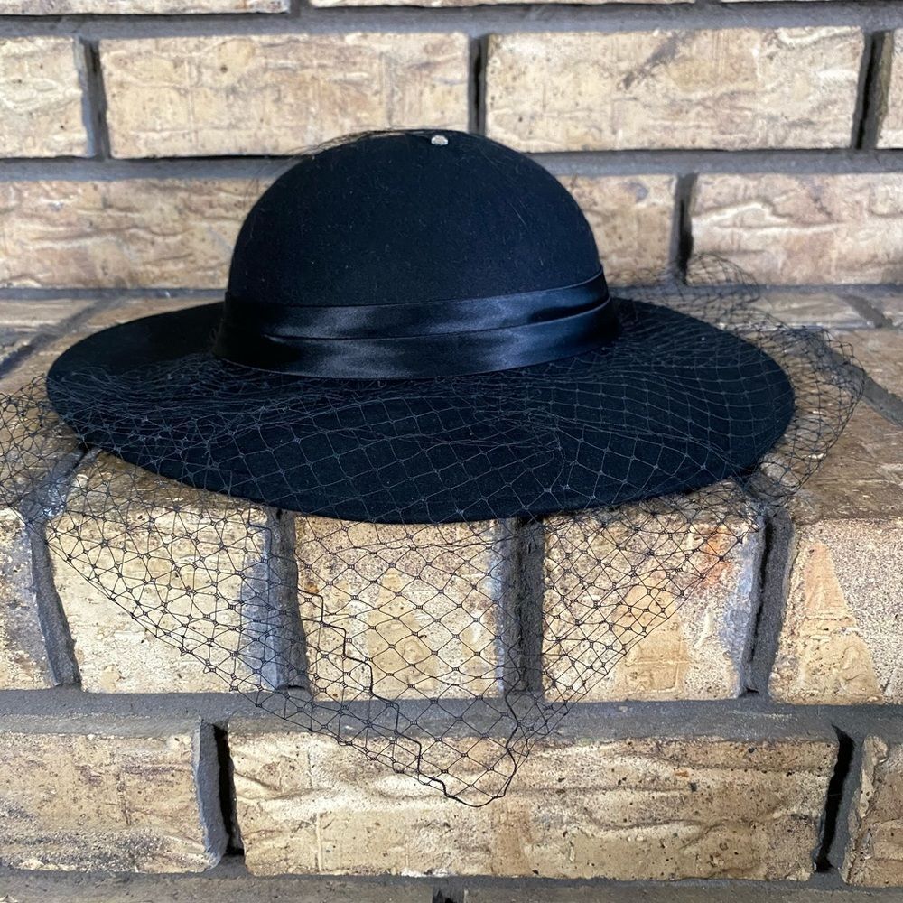 Birdcage back hat‎